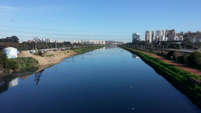 LifeSaver filtert und reinigt den Fluss Pinheiros in Sao Paulo