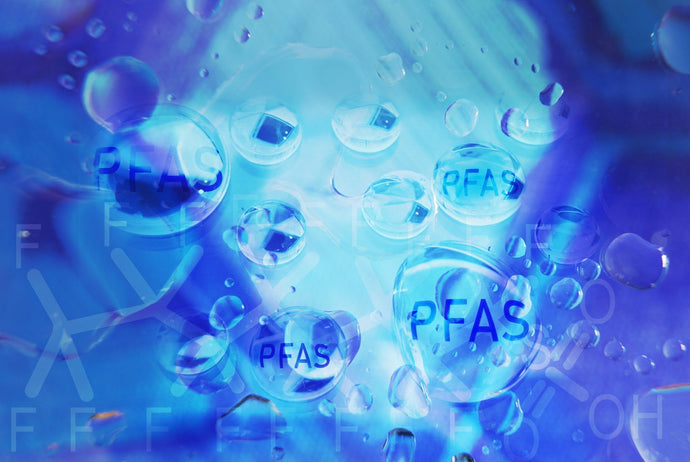 Sollte ich mir Sorgen über PFAS im Wasser machen?